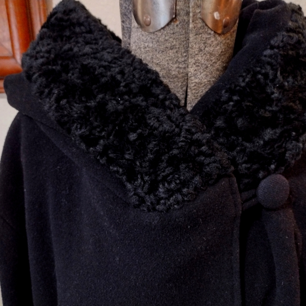 Elegant Ladies J Peterman Black Hooded Fur Trimmed  Coat